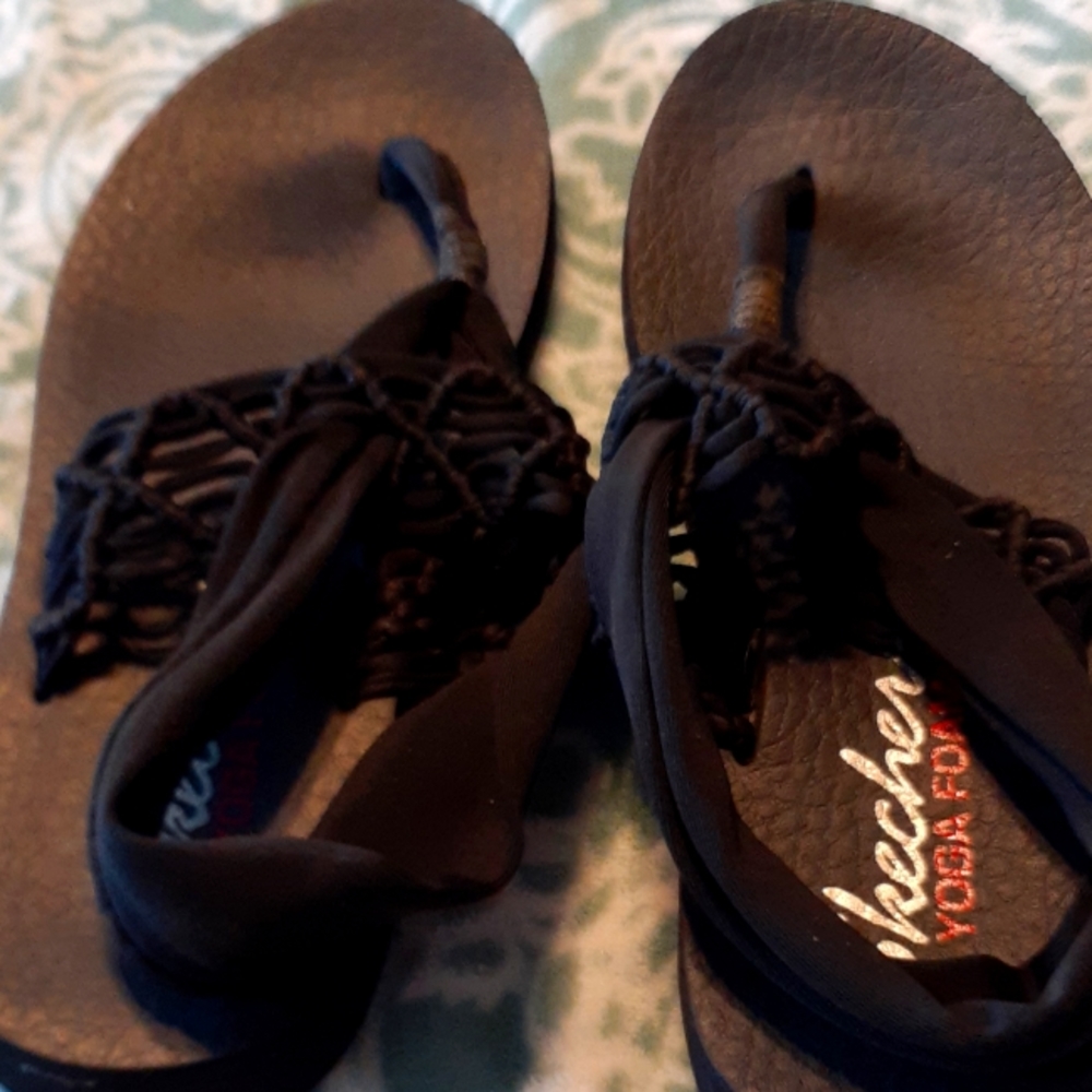 Skechers yoga foam sandals, size 6